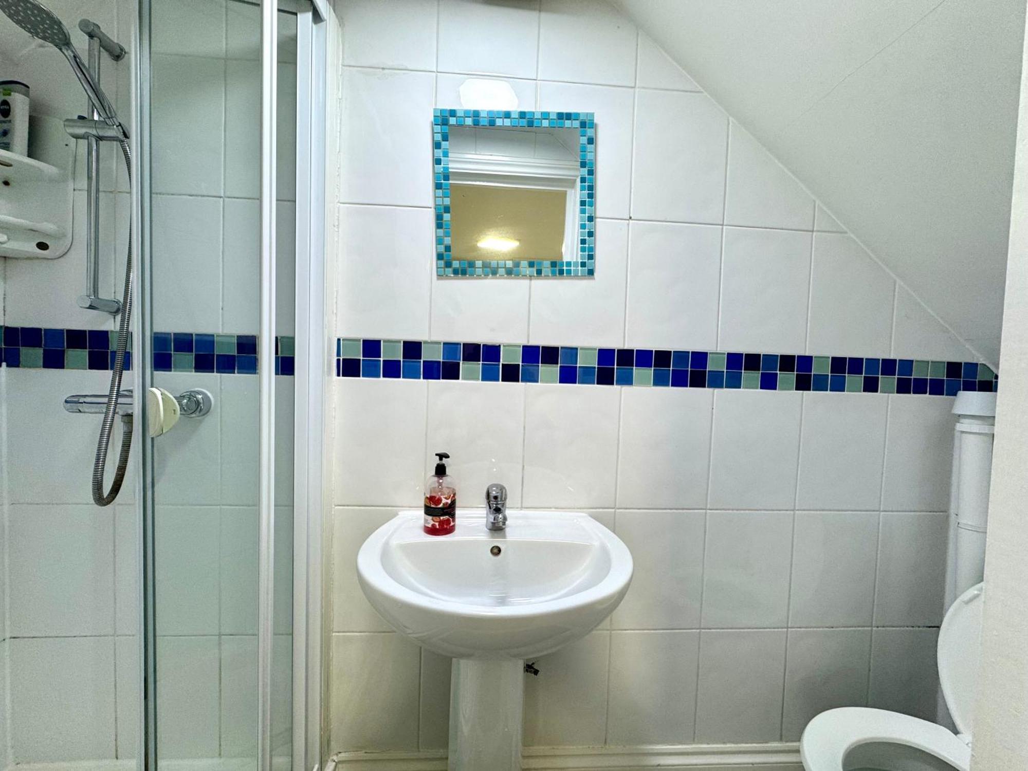 London 3 Bedrooms 3 Bathrooms Spacious House, Reception, Kitchen, Garden, Parking Luaran gambar