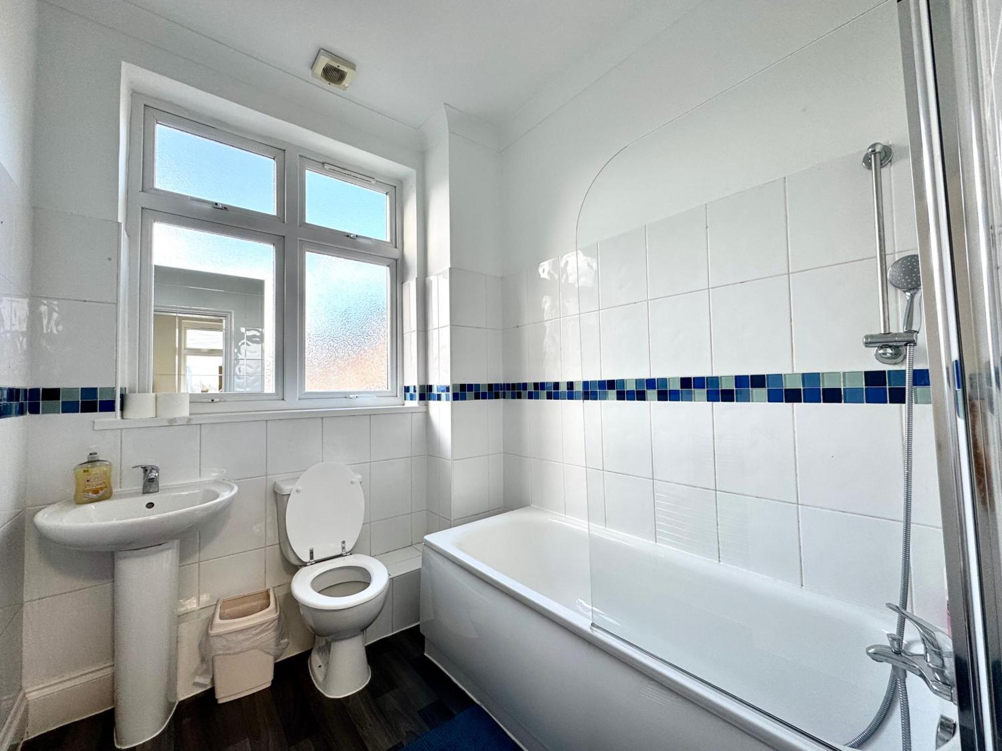 London 3 Bedrooms 3 Bathrooms Spacious House, Reception, Kitchen, Garden, Parking Luaran gambar
